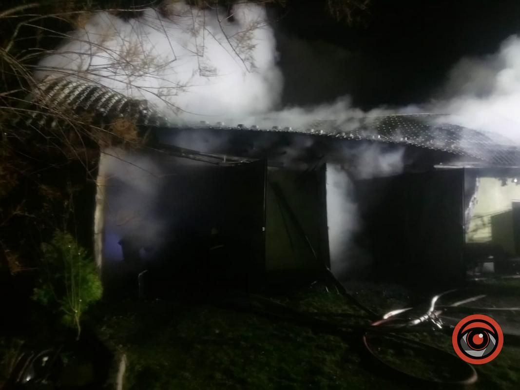 На Коломийщині вогонь знищив 2 автомобілі та дах 2