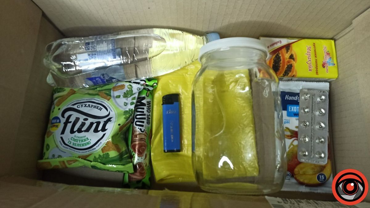 По-сусідськи: коломиянка приготувала у ліфті набір для виживання 1