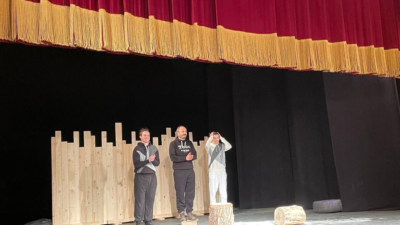 Вистава з тягарем досвіду: Коломийський драмтеатр презентував нову роботу "Час ще є" 2