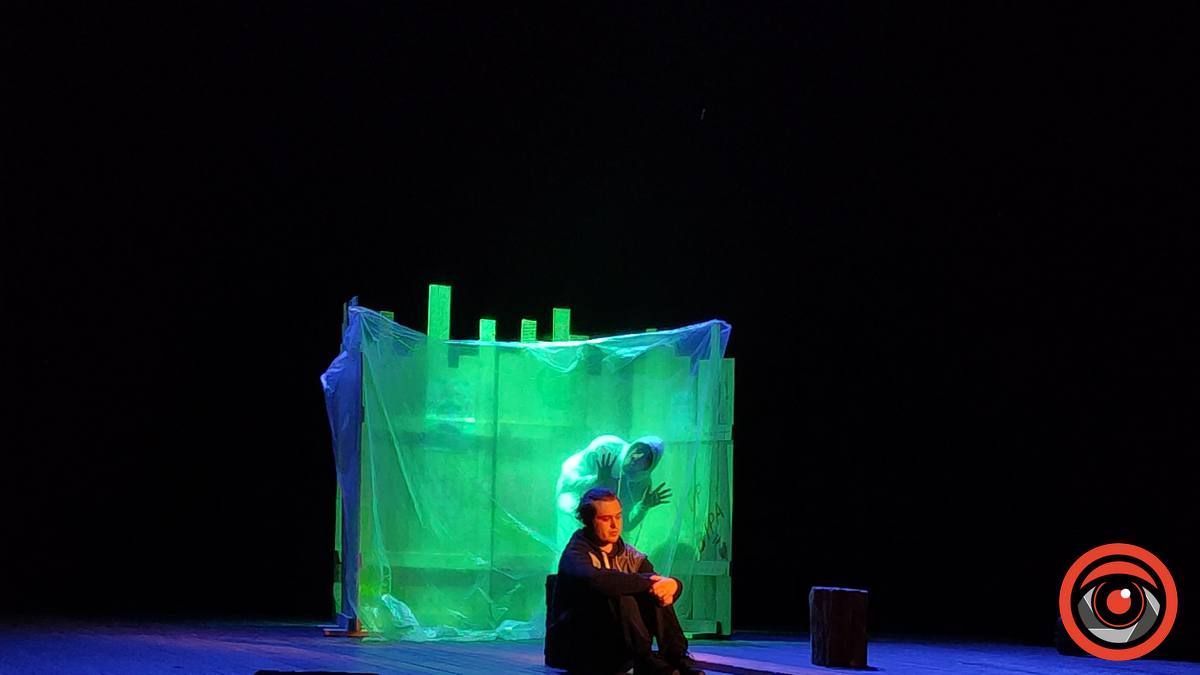 Вистава з тягарем досвіду: Коломийський драмтеатр презентував нову роботу "Час ще є" 1