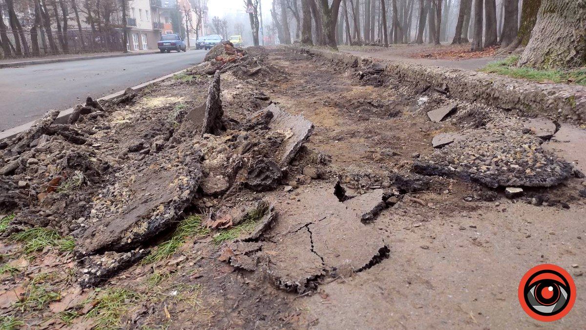 Достукались: на вулиці Чайковського у Коломиї взялися робити тротуар 6