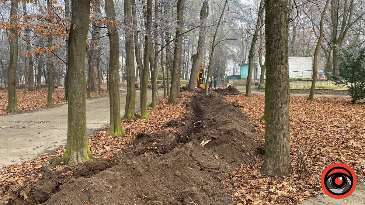 У міському парку Коломиї - траншеї й вирви 2