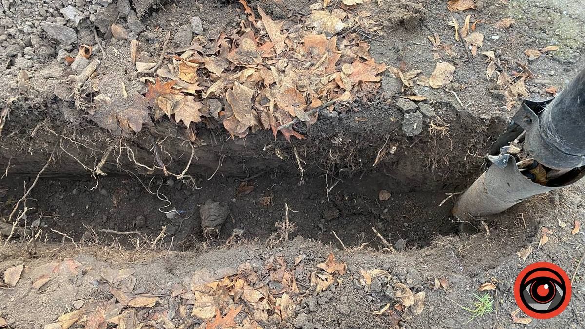 У міському парку Коломиї - траншеї й вирви 7