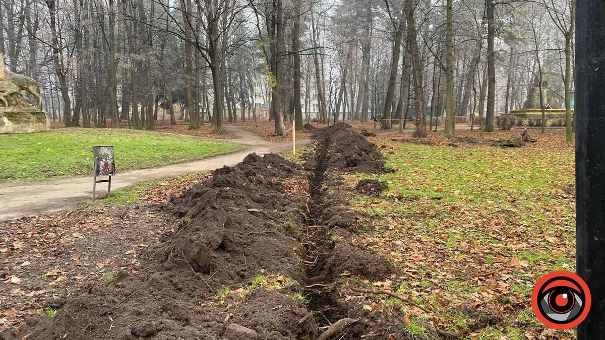 У міському парку Коломиї - траншеї й вирви 10
