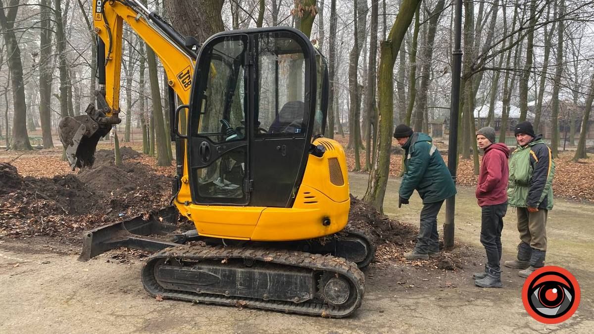 У міському парку Коломиї - траншеї й вирви 1