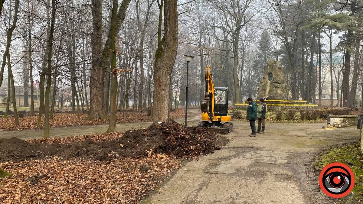 У міському парку Коломиї - траншеї й вирви 8