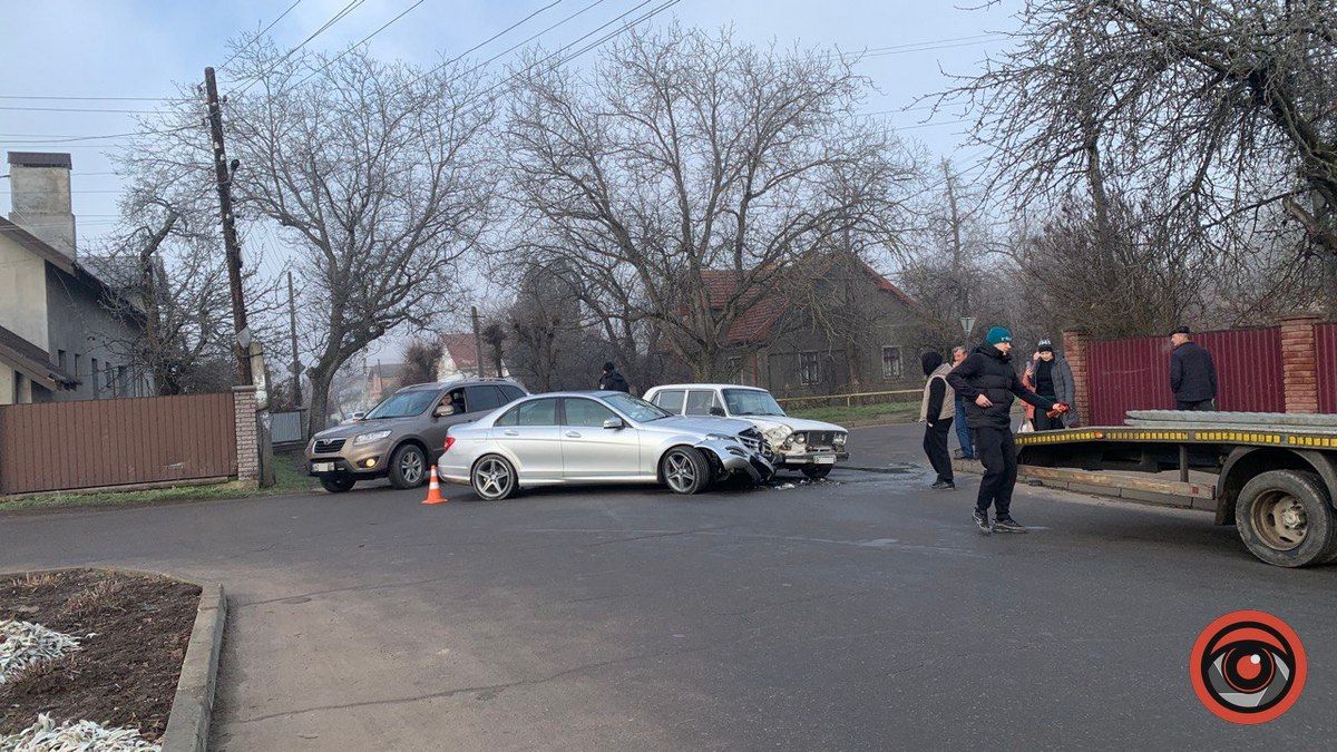 Біля лікарні у Коломиї "Мерседес" влетів у "Жигулі" 1