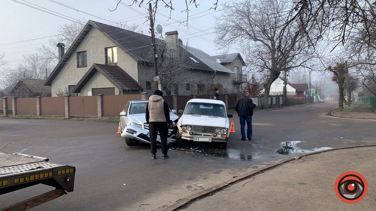 Біля лікарні у Коломиї "Мерседес" влетів у "Жигулі" 4