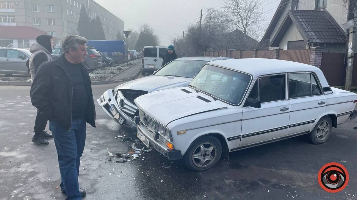 Біля лікарні у Коломиї "Мерседес" влетів у "Жигулі" 2