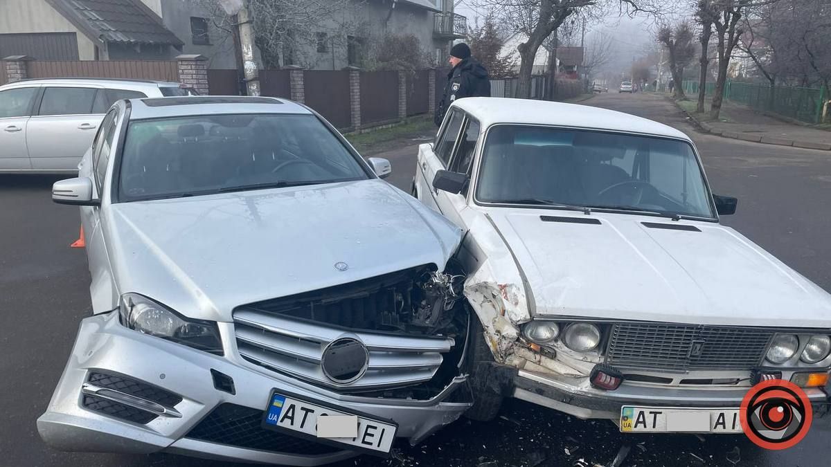 Біля лікарні у Коломиї "Мерседес" влетів у "Жигулі" 3
