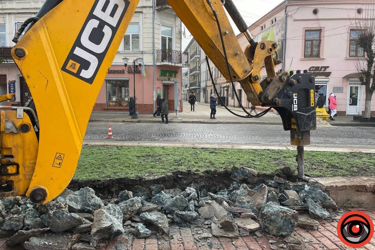 Будівельна техніка руйнує споруди на площі Відродження в Коломиї 1