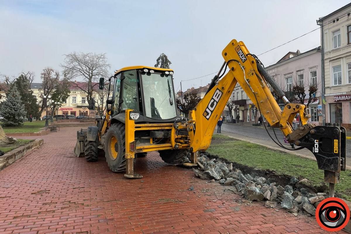 Будівельна техніка руйнує споруди на площі Відродження в Коломиї 5