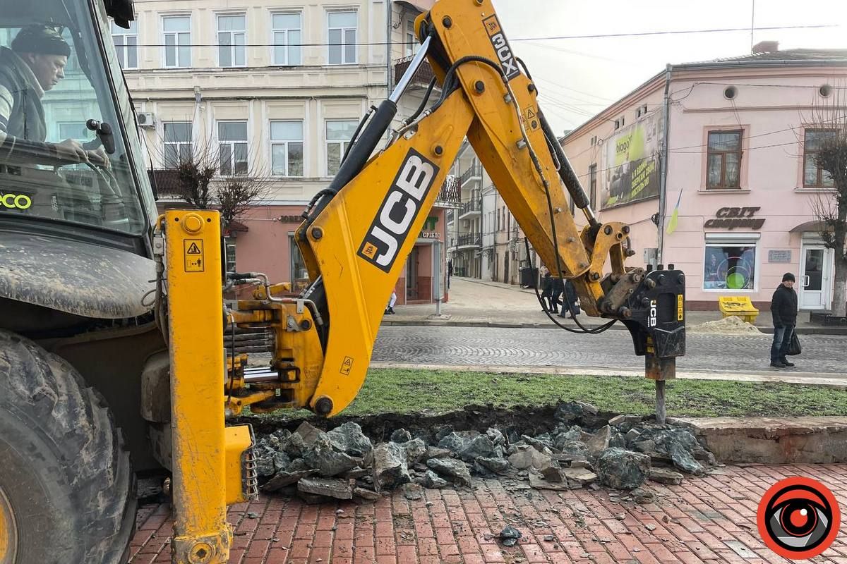 Будівельна техніка руйнує споруди на площі Відродження в Коломиї 3