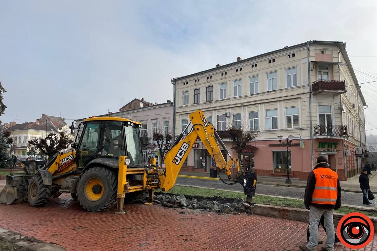 Будівельна техніка руйнує споруди на площі Відродження в Коломиї 2
