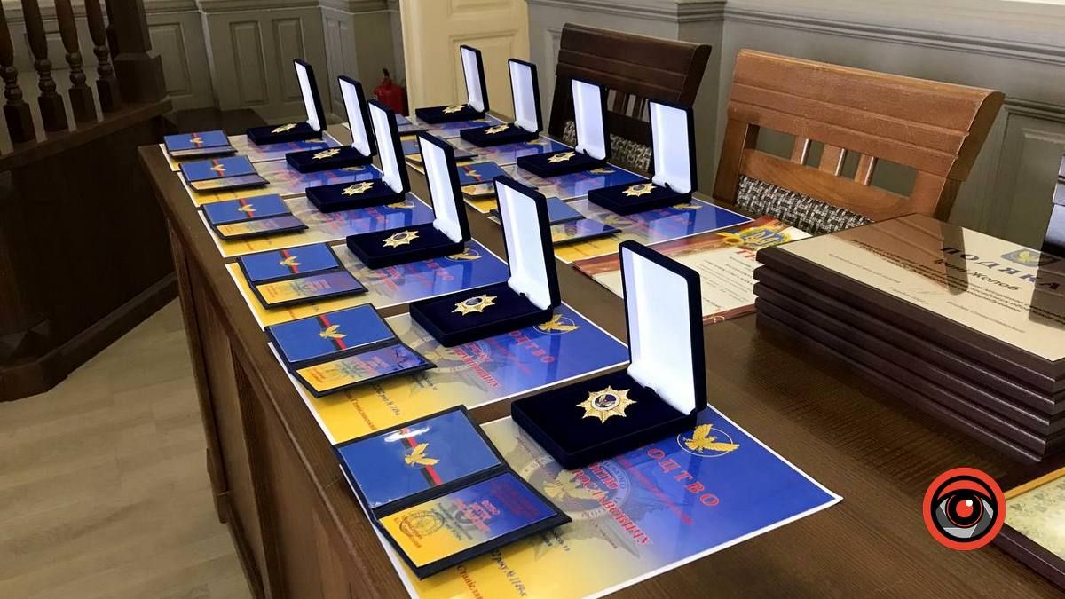 На сесії міської ради керівництво ратуші отримало нагороди 13