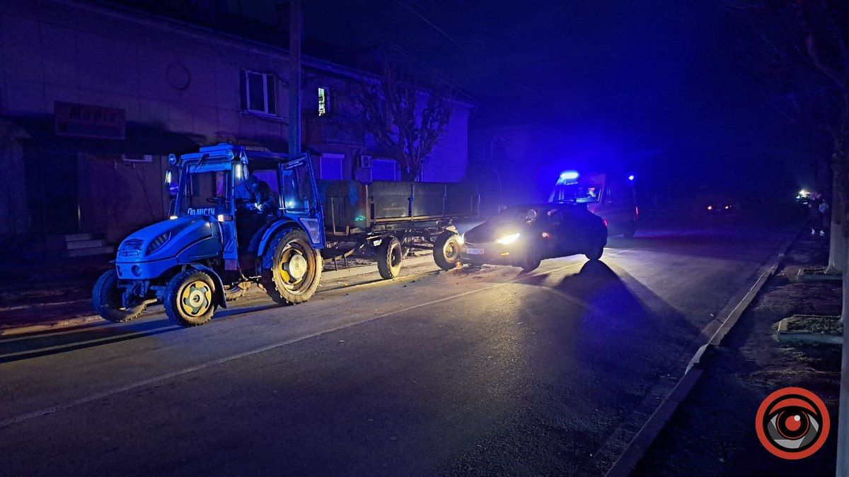 У Коломиї автівка зіштовхнулась із трактором комунальників