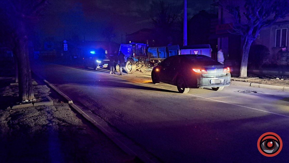У Коломиї автівка зіштовхнулась із трактором комунальників 1