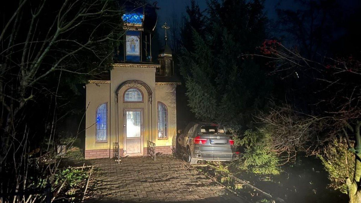 В Коломиї автівка в'їхала в каплицю, тест виявив алкоголь