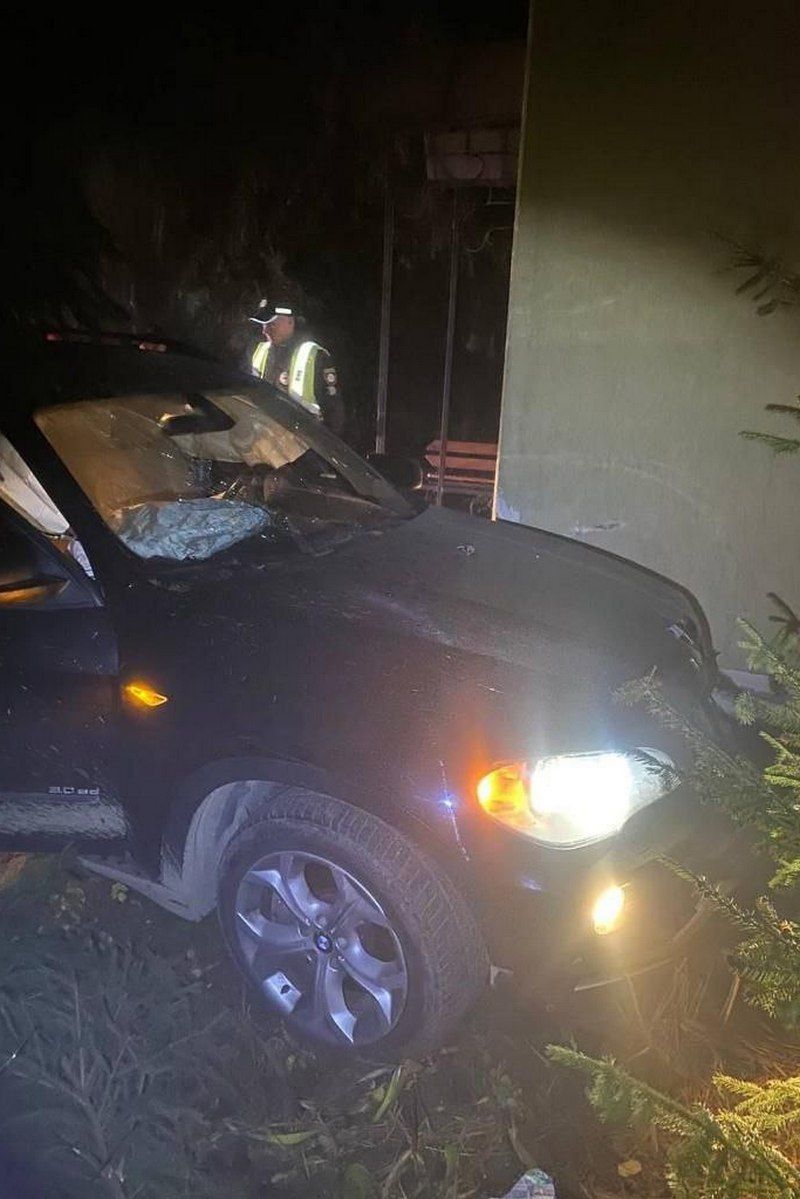 В Коломиї автівка в'їхала в каплицю, тест виявив алкоголь 4