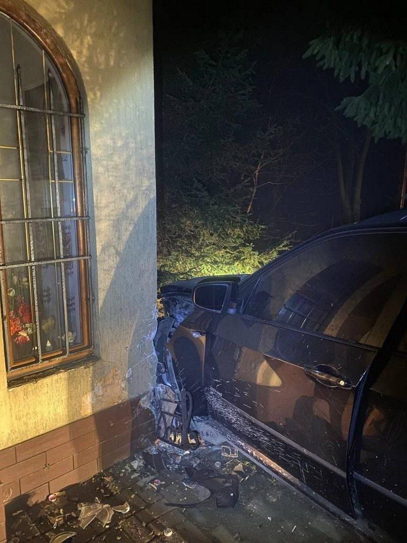 В Коломиї автівка в'їхала в каплицю, тест виявив алкоголь 2