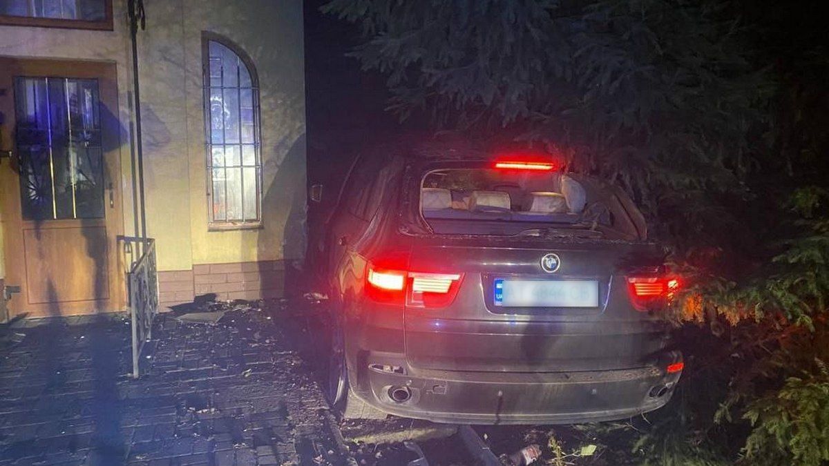 В Коломиї автівка в'їхала в каплицю, тест виявив алкоголь 1