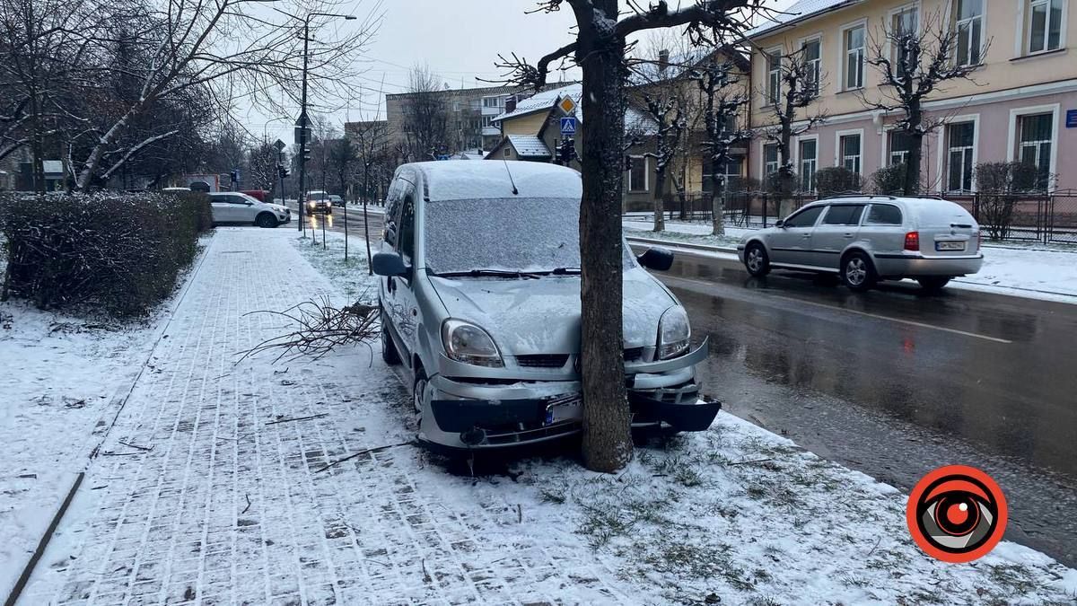 "Підрізав" і втік: у Коломиї трапилася ДТП