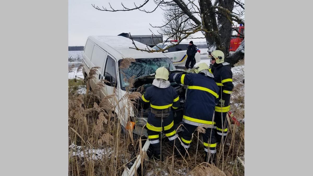 На Снятинщині мікроавтобус злетів з дороги