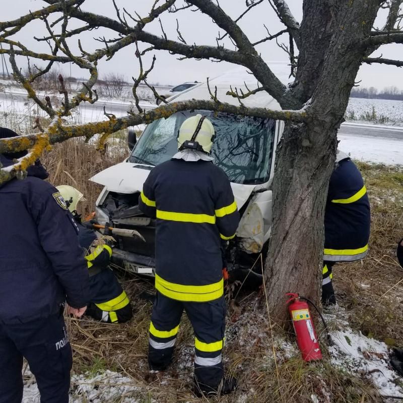 На Снятинщині мікроавтобус злетів з дороги 2