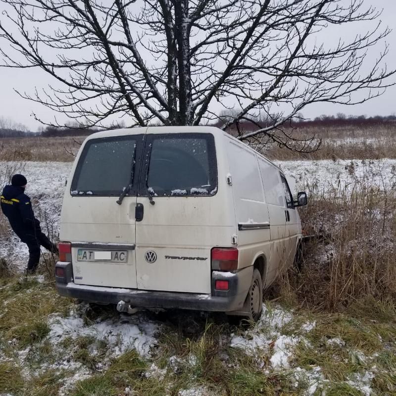 На Снятинщині мікроавтобус злетів з дороги 1
