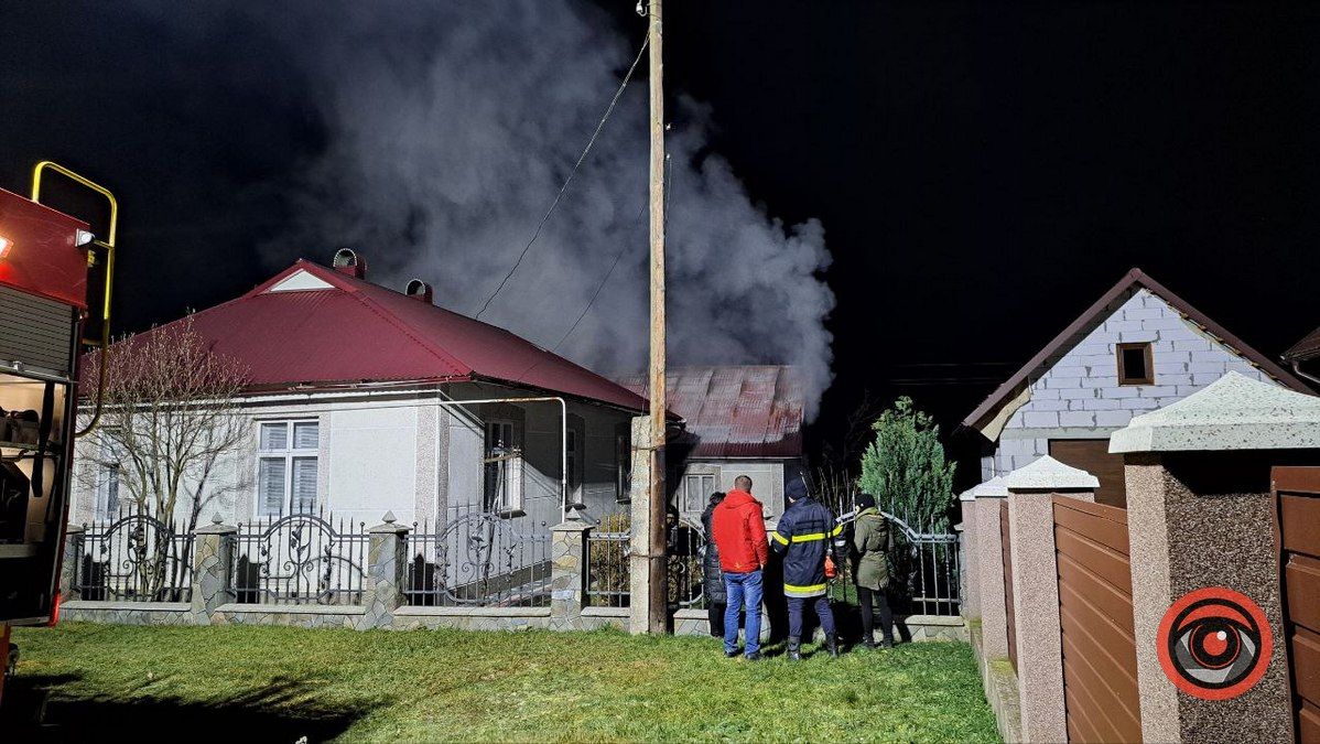 На подвір'ї у Нижньому Вербіжі спалахнула будівля 2