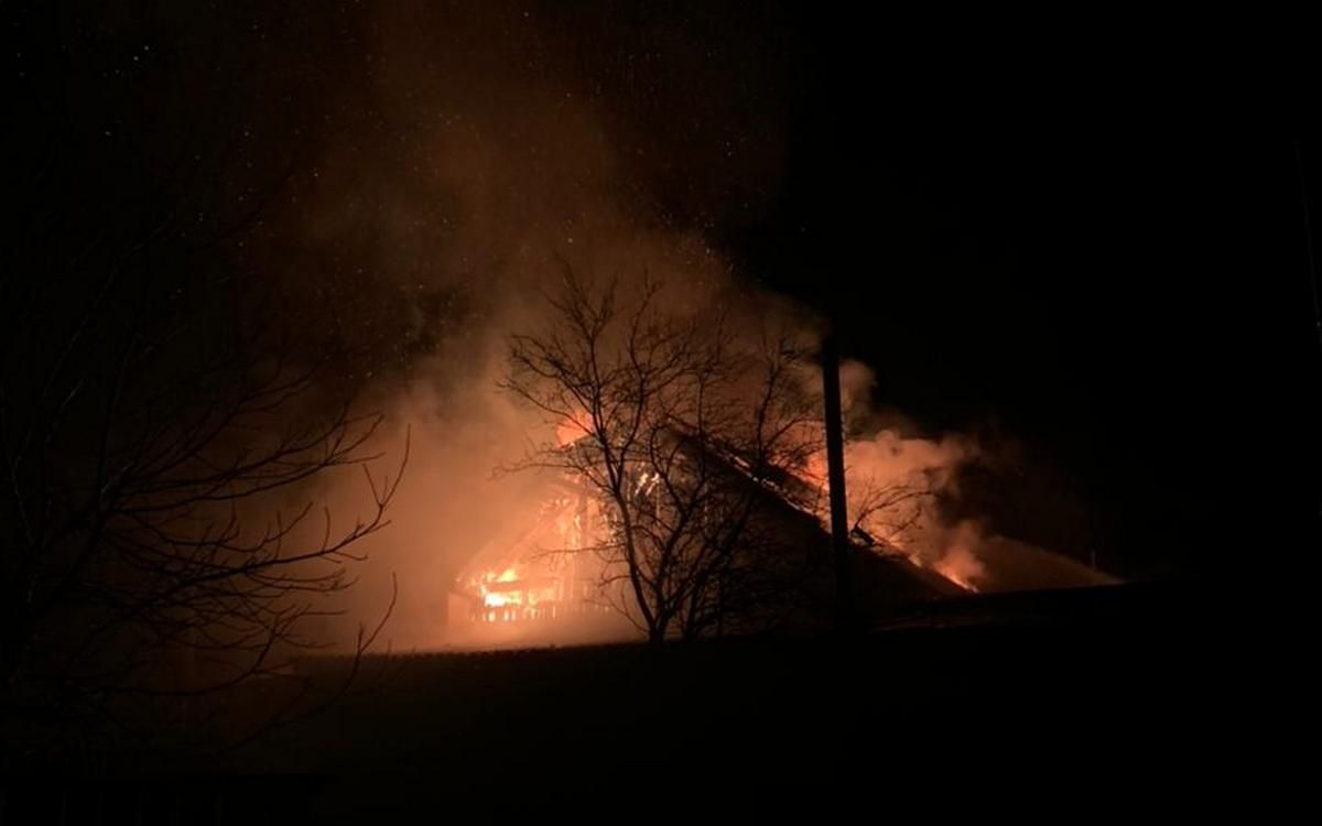 Вночі на Коломийщині вогонь ледь не знищив два житлові будинки 1
