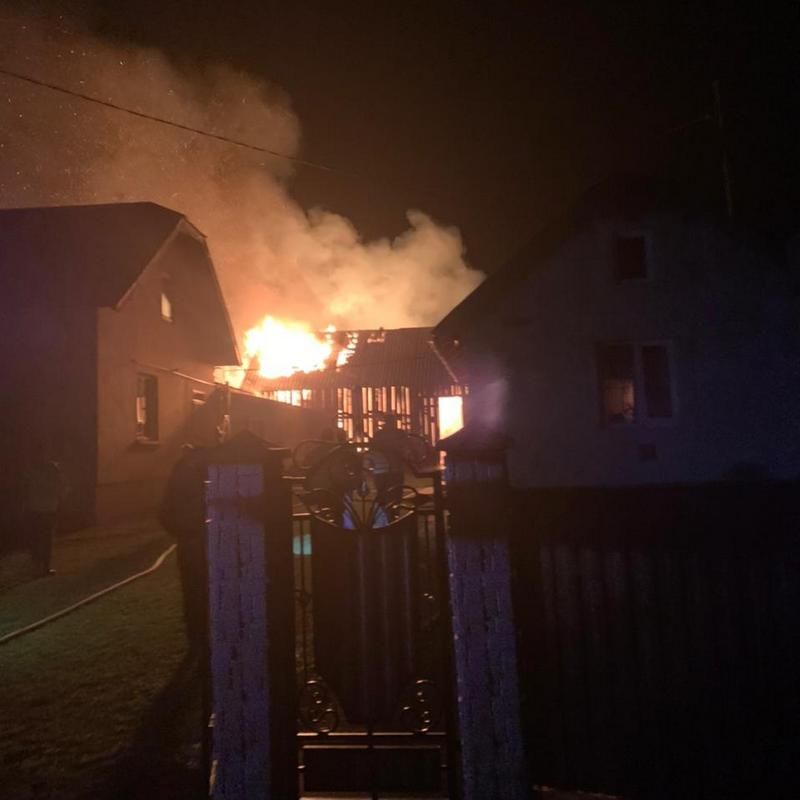 Вночі на Коломийщині вогонь ледь не знищив два житлові будинки 2