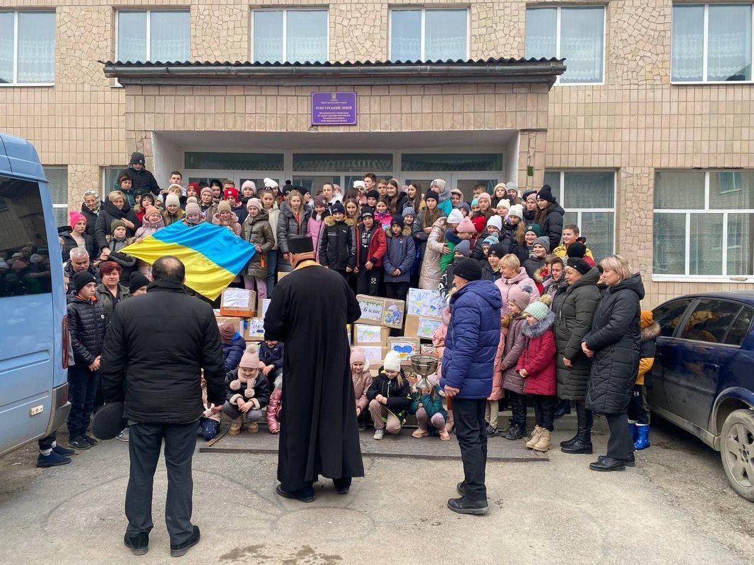 Мешканці Рунгурів зібрали та передали найнеобхідніше на фронт 2