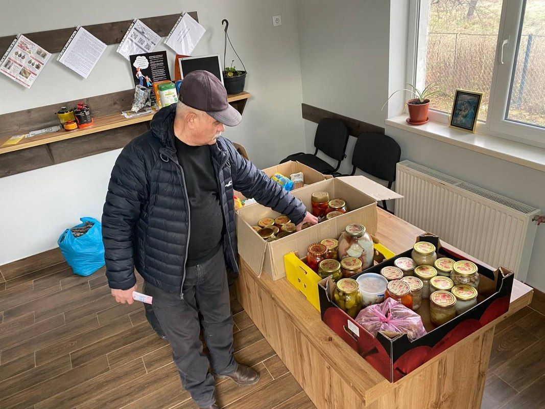 Мешканці Рунгурів зібрали та передали найнеобхідніше на фронт 3