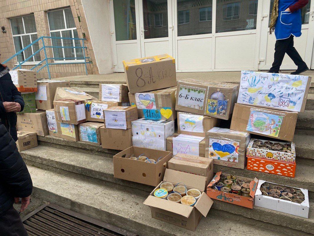 Мешканці Рунгурів зібрали та передали найнеобхідніше на фронт 1