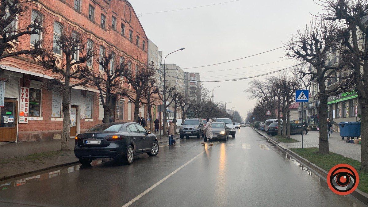 Не робіть, як вони: на Січових Стрільців паркувальний хаос 1