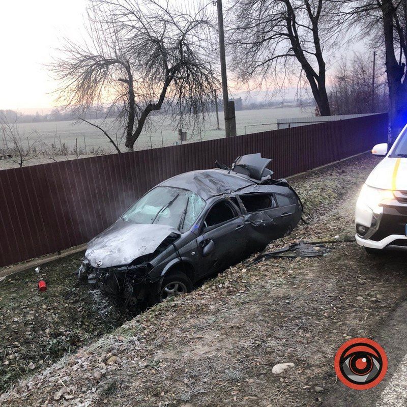 ДТП під Ценявою: легковик зніс паркан та ворота 2