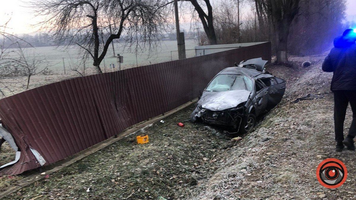 ДТП під Ценявою: легковик зніс паркан та ворота