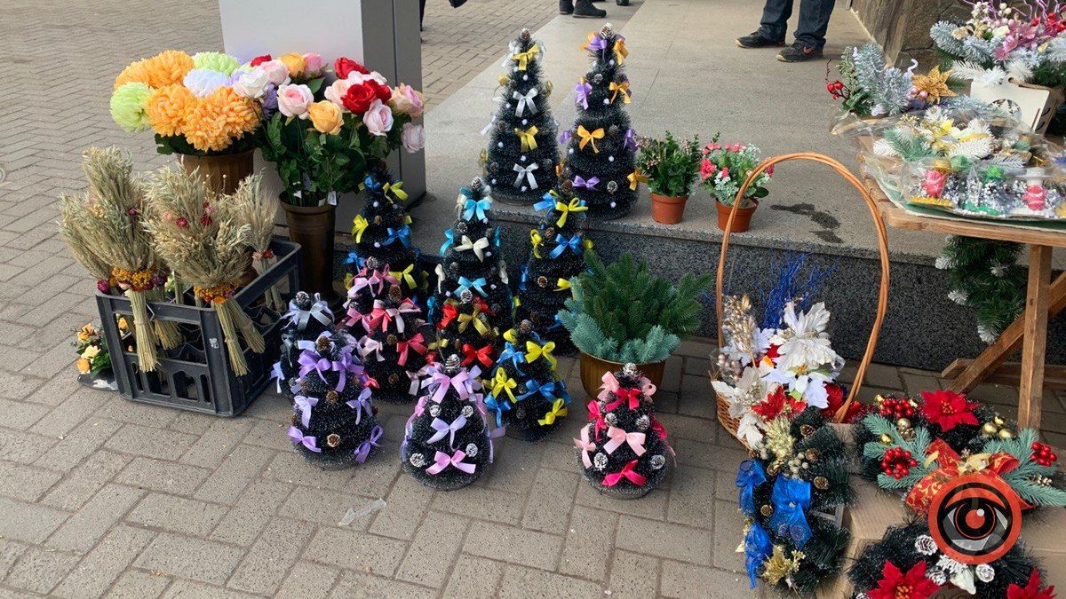 За скільки продають ялинки у Коломиї? 3