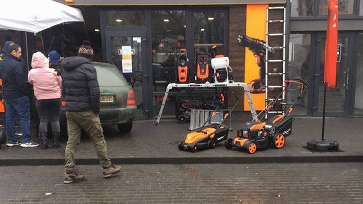 У Коломиї автівка в'їхала в магазин