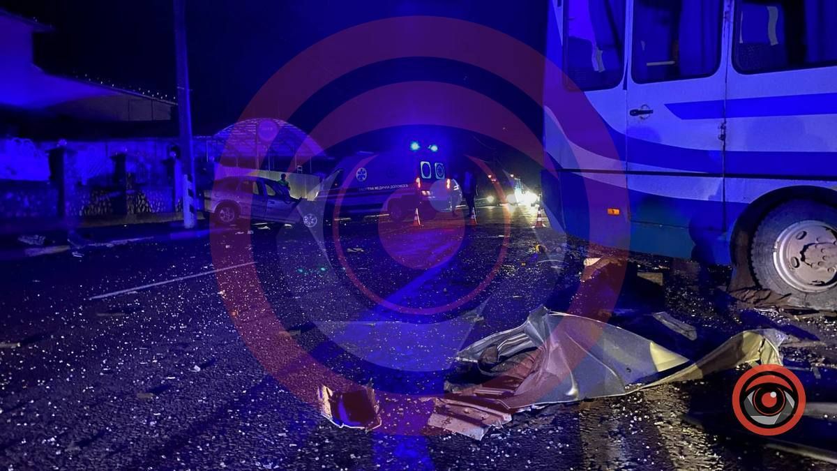 Аварія за участі автобуса у Коломиї: кількох пасажирів госпіталізували 6