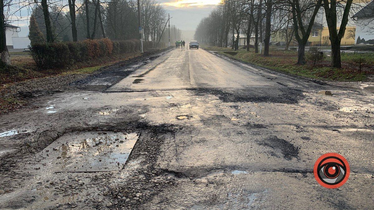 Асфальт на два дні: у П'ядиках розсипається нова дорога 6