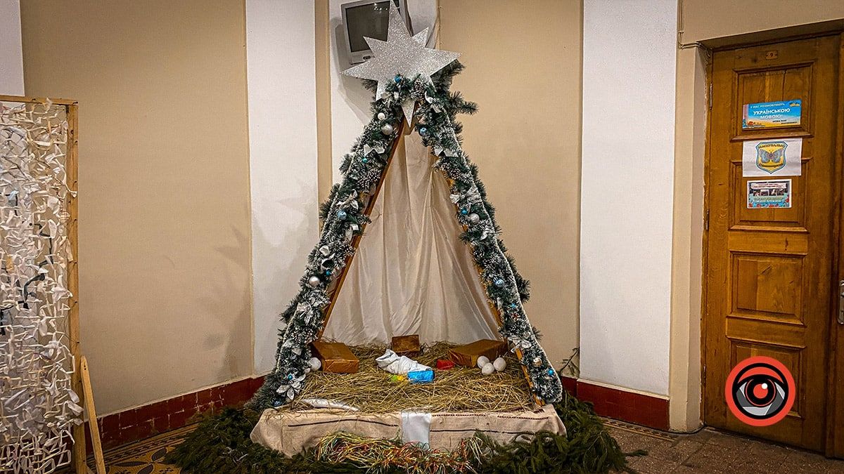 У народному домі Коломиї встановили ялинку та різдвяну шопку 2