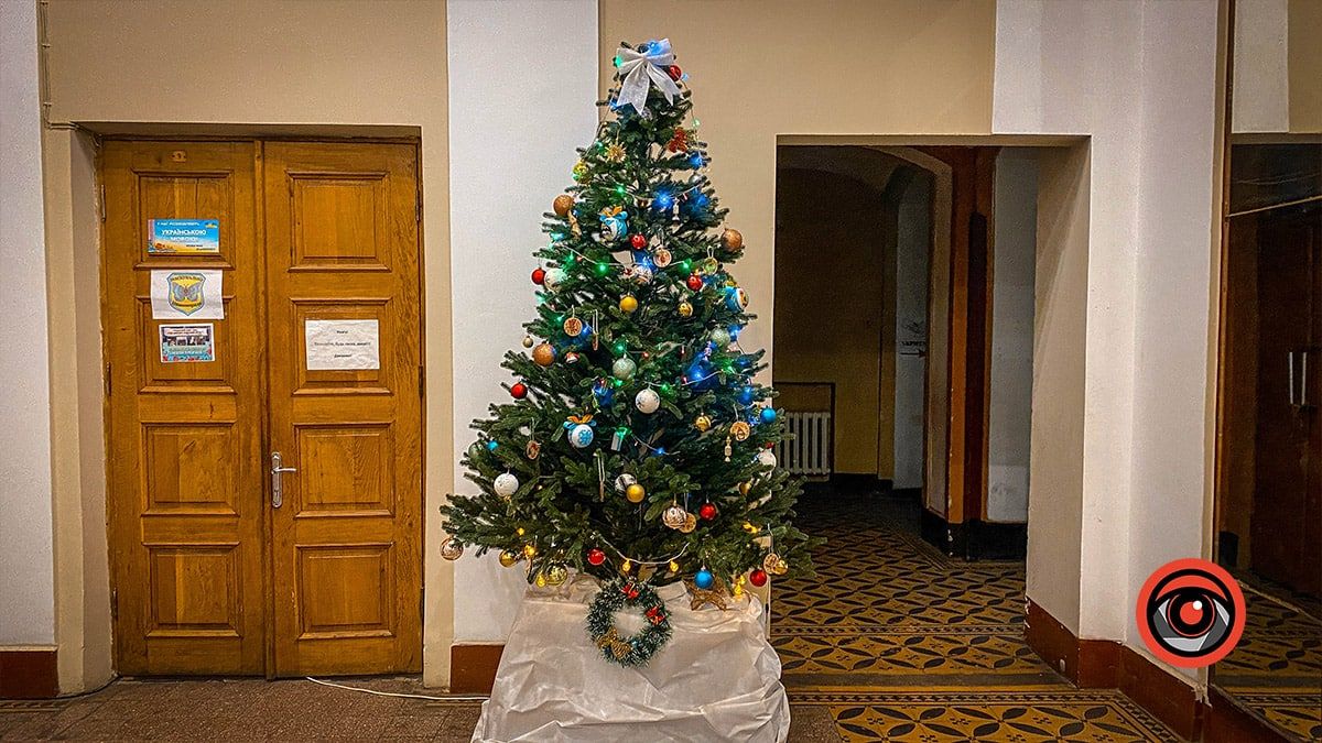 У народному домі Коломиї встановили ялинку та різдвяну шопку 1