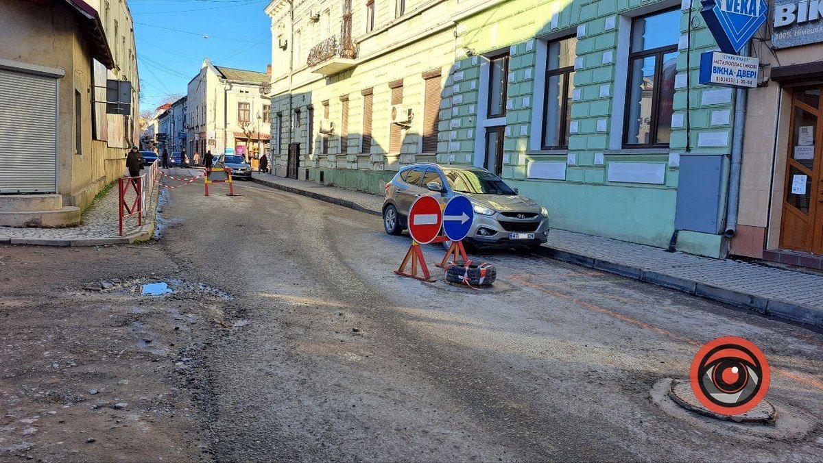 На вулиці Валовій ускладнений рух транспорту 3