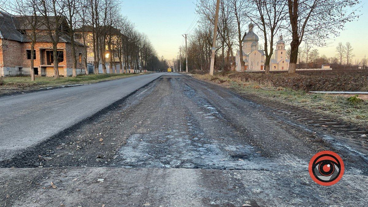 Асфальт на два дні: у П'ядиках розсипається нова дорога 2