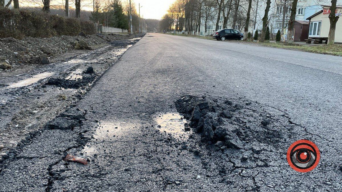 Асфальт на два дні: у П'ядиках розсипається нова дорога