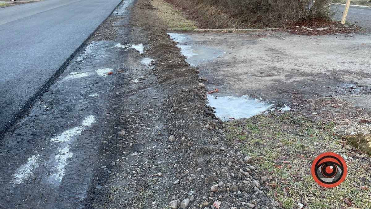Асфальт на два дні: у П'ядиках розсипається нова дорога 4