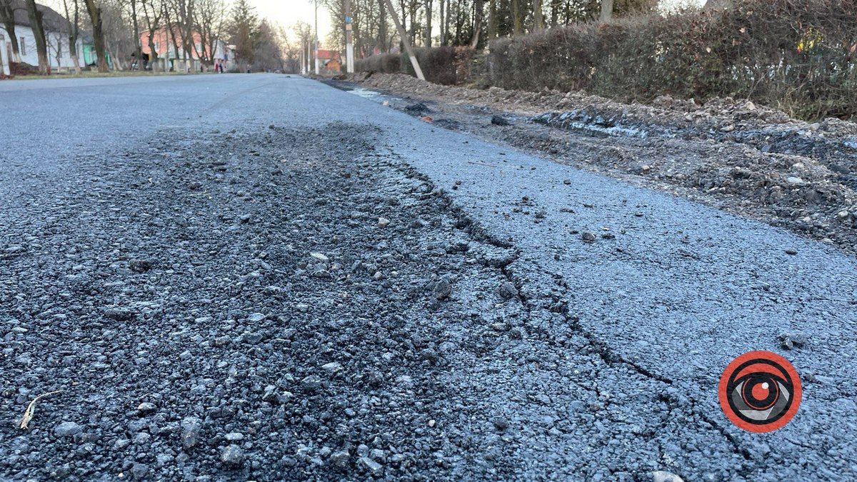 Асфальт на два дні: у П'ядиках розсипається нова дорога 1