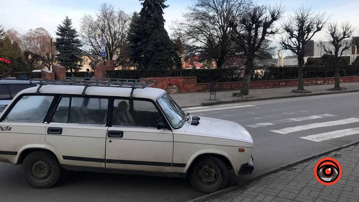 Трохи не по правилах: чудо-паркування у Коломиї